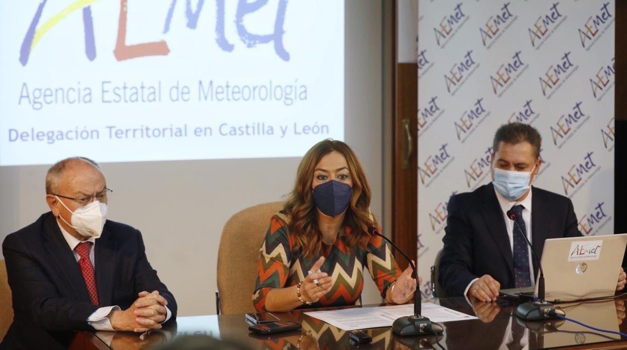 La delegada del Gobierno en Castilla y León, Virginia Barcones, y el jefe de Predicción de la Delegación de AEMET en Castilla y León, Jesús Gordaliza