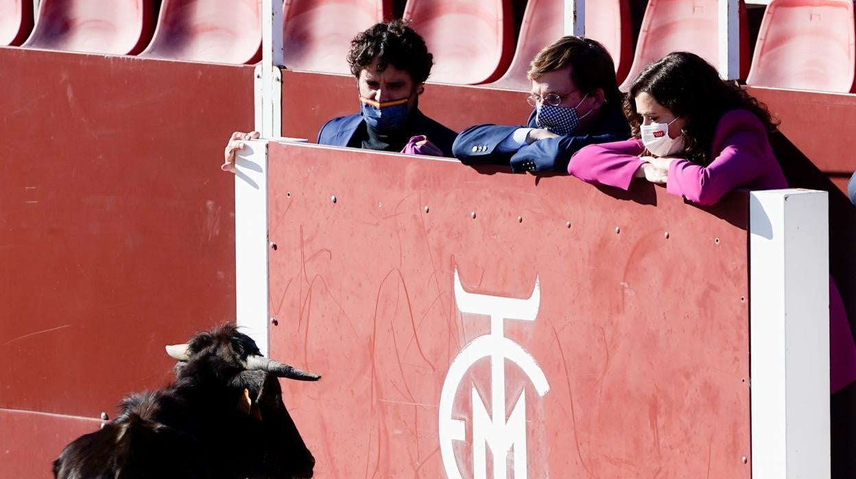 Ayuso, Almeida y el director del Centro de Asuntos Taurinos de Madrid, Miguel Abellán, en la Venta del Batán