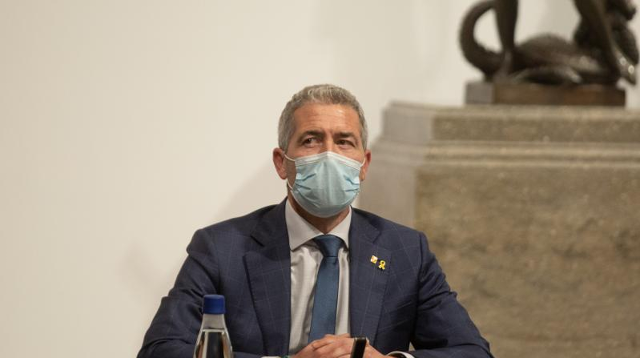 Josep Gonzàlez-Cambray, consejero de Educación de la Generalitat, durante la reunión con entidades a favor del monolingüismo