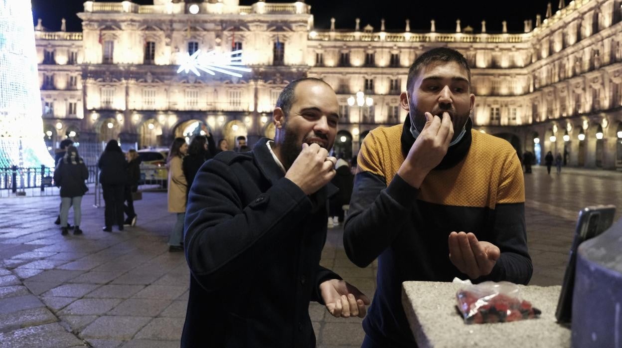 Apenas un centenar de jóvenes y mucha presencia policial en la nochevieja universitaria de Salamanca