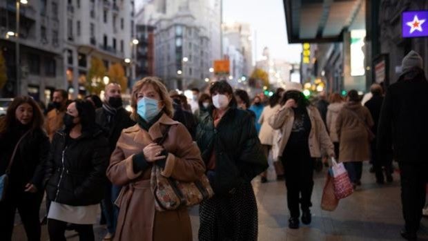 Ómicron dispara cien puntos en 24 horas la incidencia en Madrid, aunque con mayoría de casos leves
