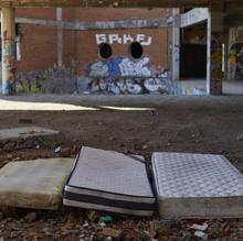 Colchones tirados en el recibidor