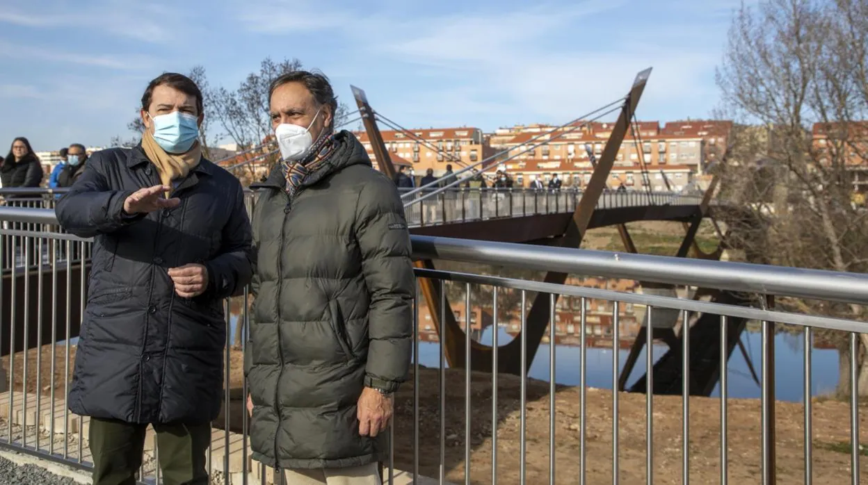 Alfonso Fernández Mañueco y Carlos García Carbayo asisten a la apertura de la nueva pasarela peatonal y ciclista sobre el río Tormes.