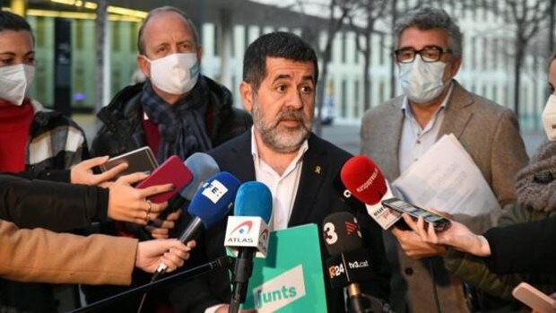 Junts se querella contra Casado por «incitación al odio» en su defensa del castellano en Cataluña