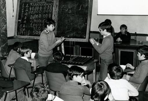Los niños, ensayando en su colegio en 1975