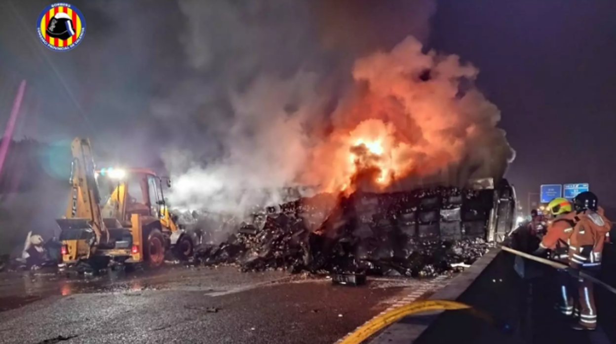 Imagen del camión volcado e incendiado en la autovía A-7 en Valencia