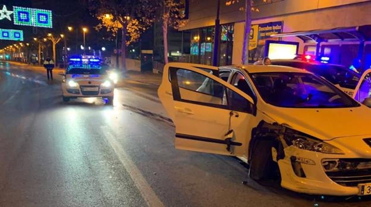 Imagen del vehículo huido rodeado de diferentes coches patrulla de la Policía Local