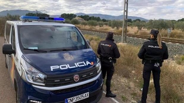 La Policía Nacional salva la vida a un hombre que caminaba por las vías del tren en Elda