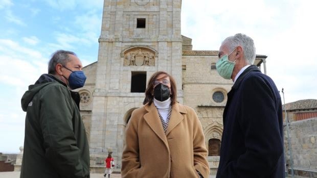 La Diputación de Palencia e Iberdrola firman un convenio para renovar la iluminación exterior de la iglesia de San Hipólito