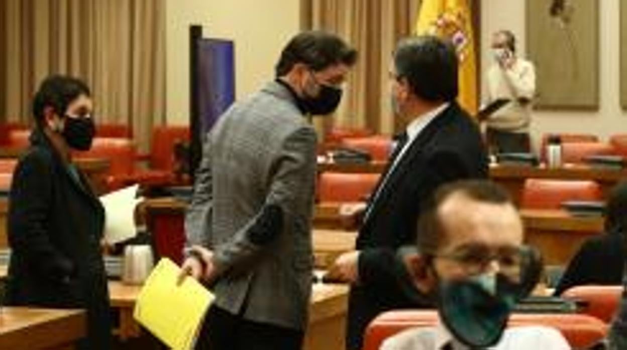 El portavoz de Unidas Podemos, Pablo Echenique, en primer plano. Detrás, el portavoz del PNV, Aitor Esteban, junto al portavoz de ERC, Gabriel Rufián. A su izquierda, la portavoz de EH Bildu, Mertxe Aizpurua