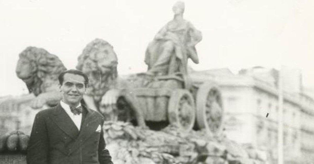 Federico García Lorca, en la fuente de Cibeles