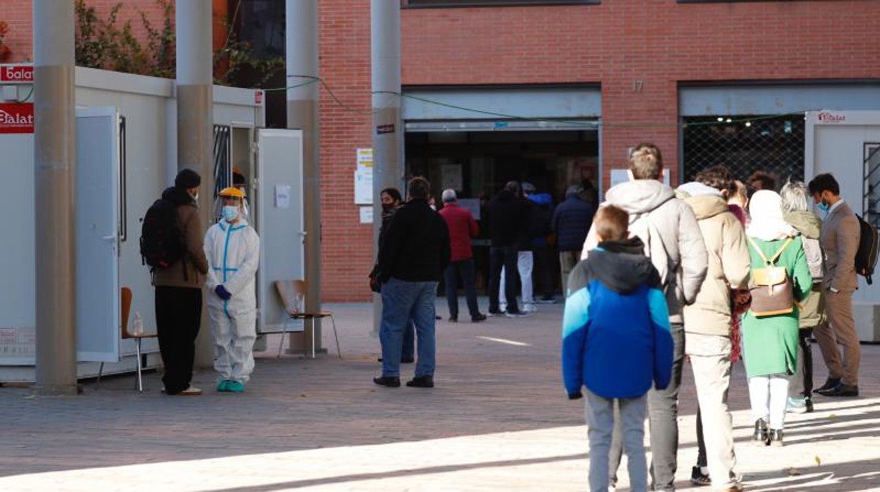 Varias personas hacen cola para realizarse una PCR en un ambulatorio de Barcelona, esta semana