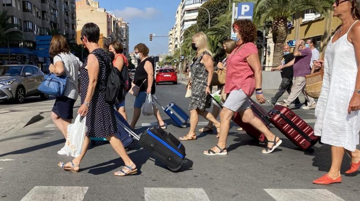 Turistas a su llegada a la Estación de Tren de Alicante