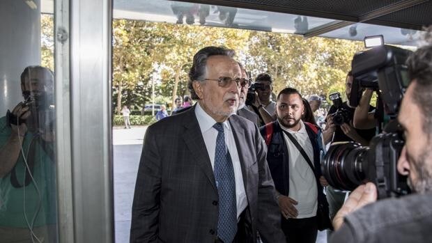 La Audiencia de Valencia deja a un paso del banquillo a Alfonso Grau por las campañas de 2007 y 2011