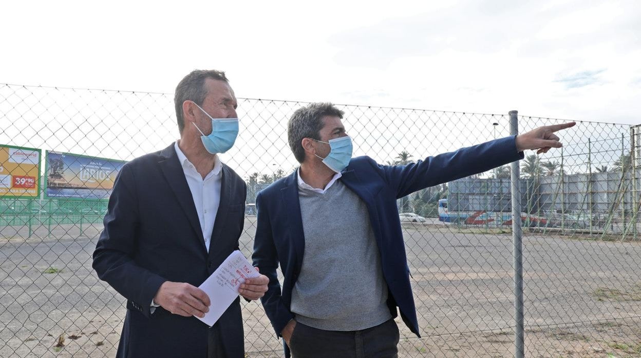 Carlos González y Carlos Mazón, visitando la zona donde se levantará el Palacio de Congresos de Elche