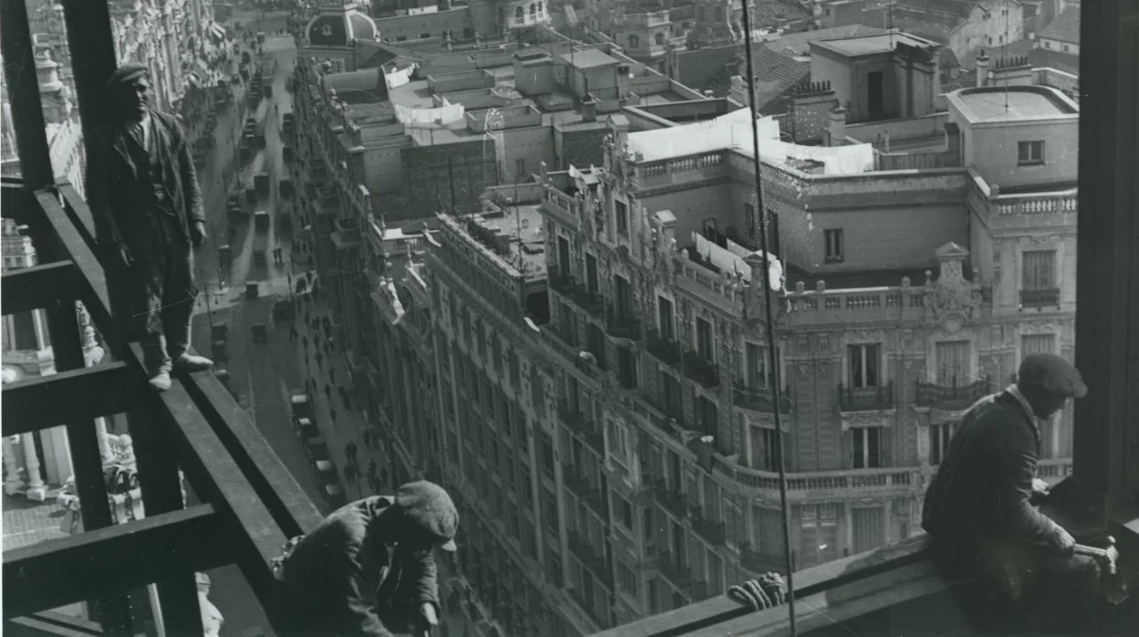 Vista de la Gran Vía desde el edificio de Telefónica en construcción, en 1928