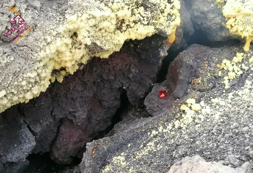 Gotas rojas de azufre líquido en el interior del cráter