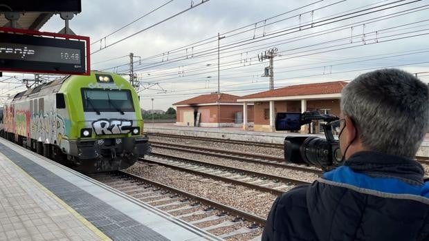 El robo de mil metros de cable provoca un incendio y retrasos graves en los trenes en Valencia