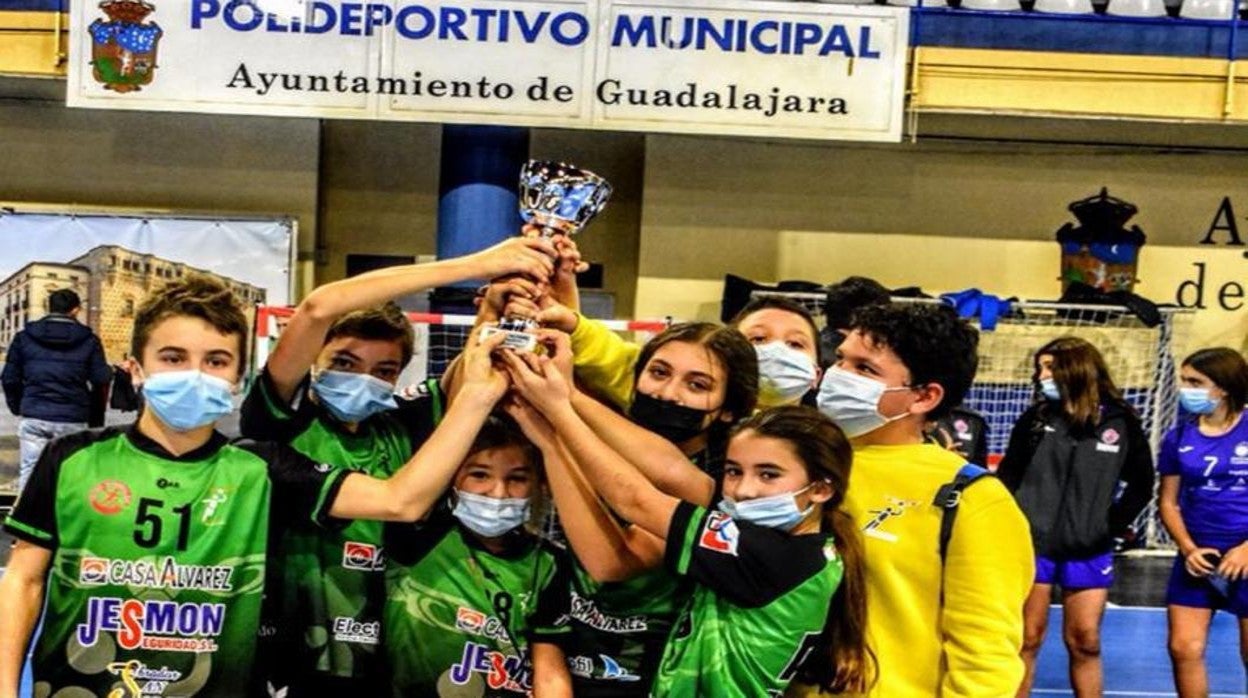 Los ganadores alzan la copa