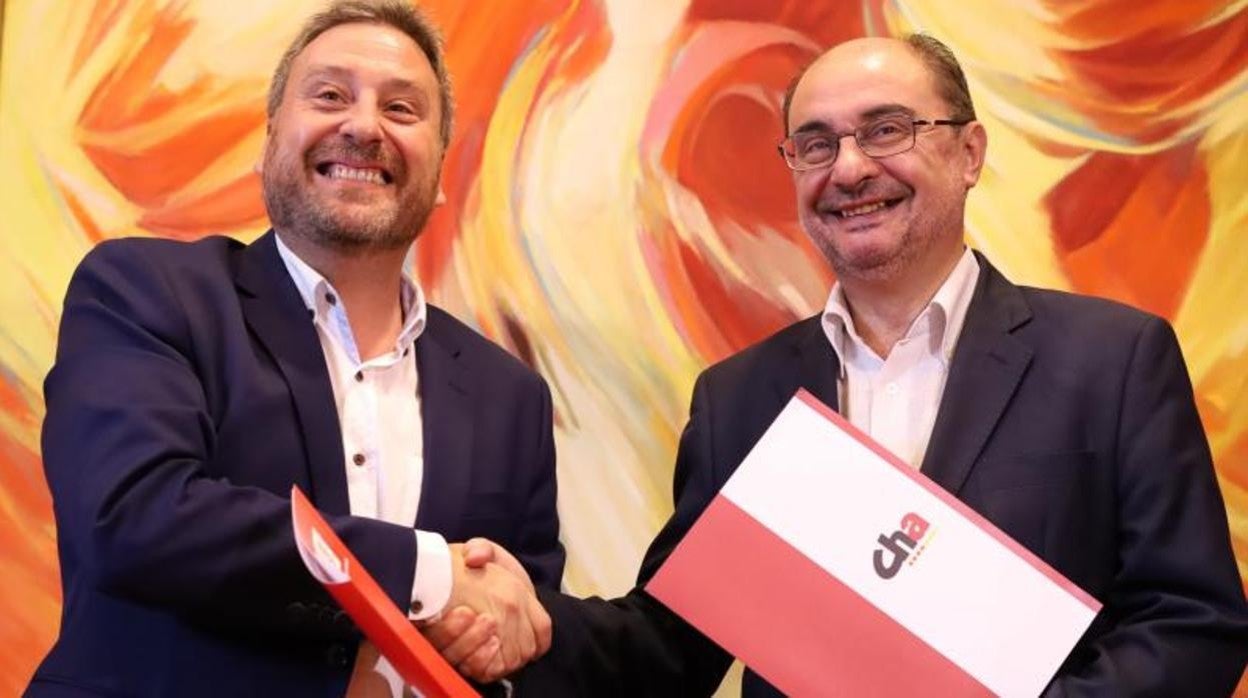 El presidente y líder del PSOE aragonés, Javier Lambán, con su consejero José Luis Soro, de la Chunta, cuando firmaron su primer acuerdo de coaliciión. Gobiernan juntos desde 2015