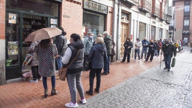 Madrid abre puntos para hacer test Covid en los hospitales, fuera de Urgencias, a personas sintomáticas