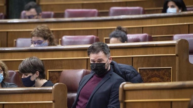 Rufián califica a los portavoces del PSOE de «desastre» por el retraso de las cuentas