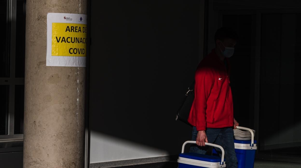 Un sanitario transporta vacunas contra el Covid para las tandas infantiles en Soria