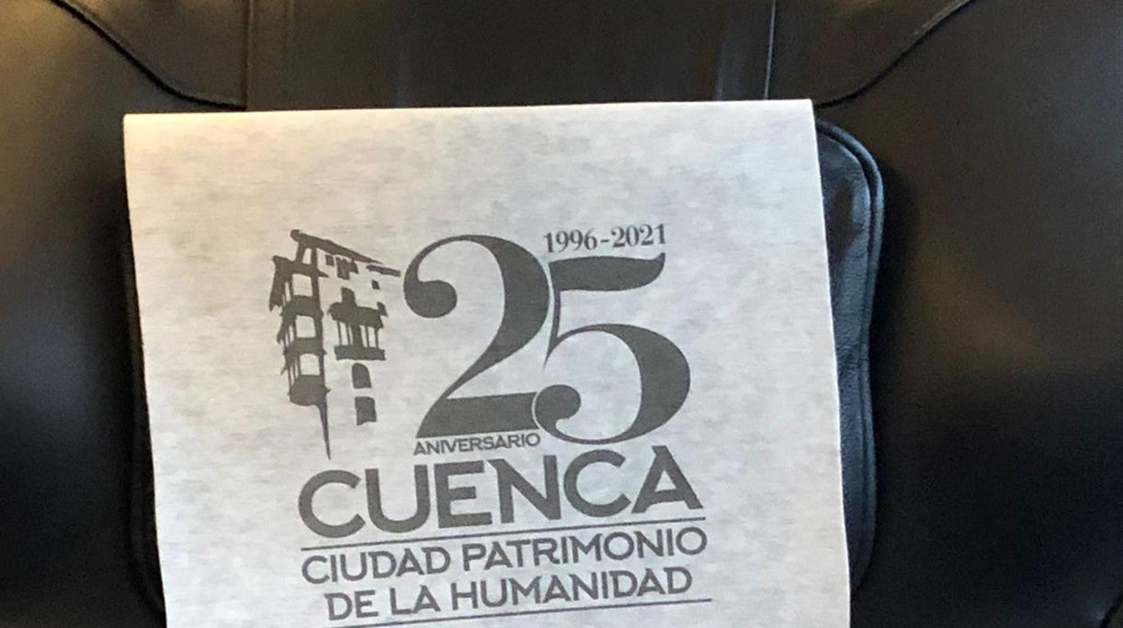 Uno de los carteles que se han colocado en los cabezales del AVE