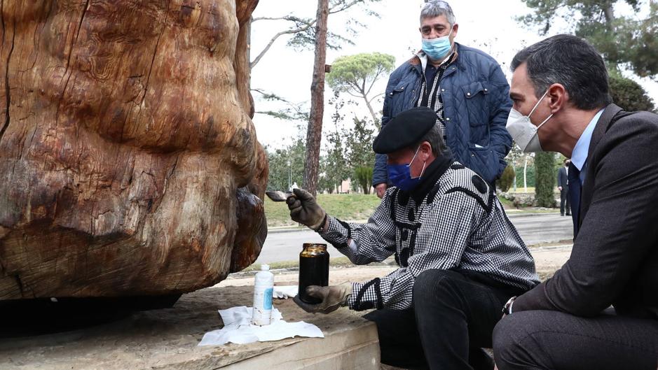 La Real Cabaña de Carreteros deja en la Moncloa una talla de madera que reclama la importancia de los bosques