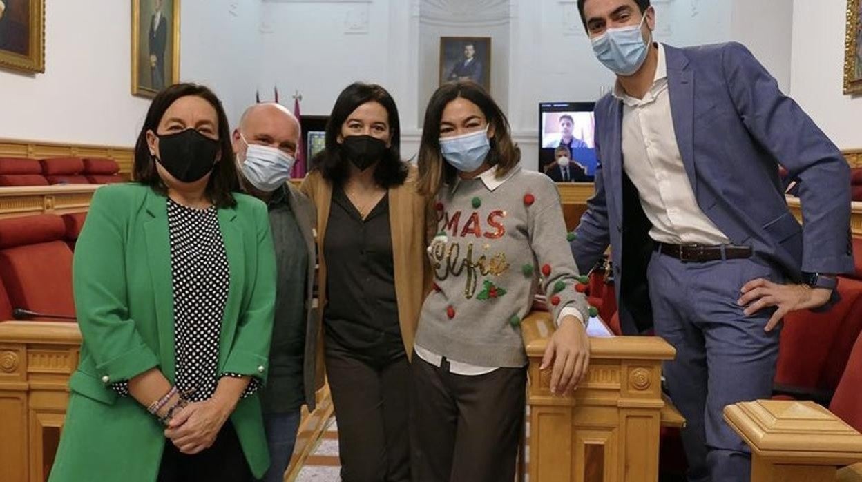 Amparo Granell y Claudia Alonso, con Txema Fernández (IU-Podemos), Araceli de la Calle y Julio Comendar, de Ciudadanos