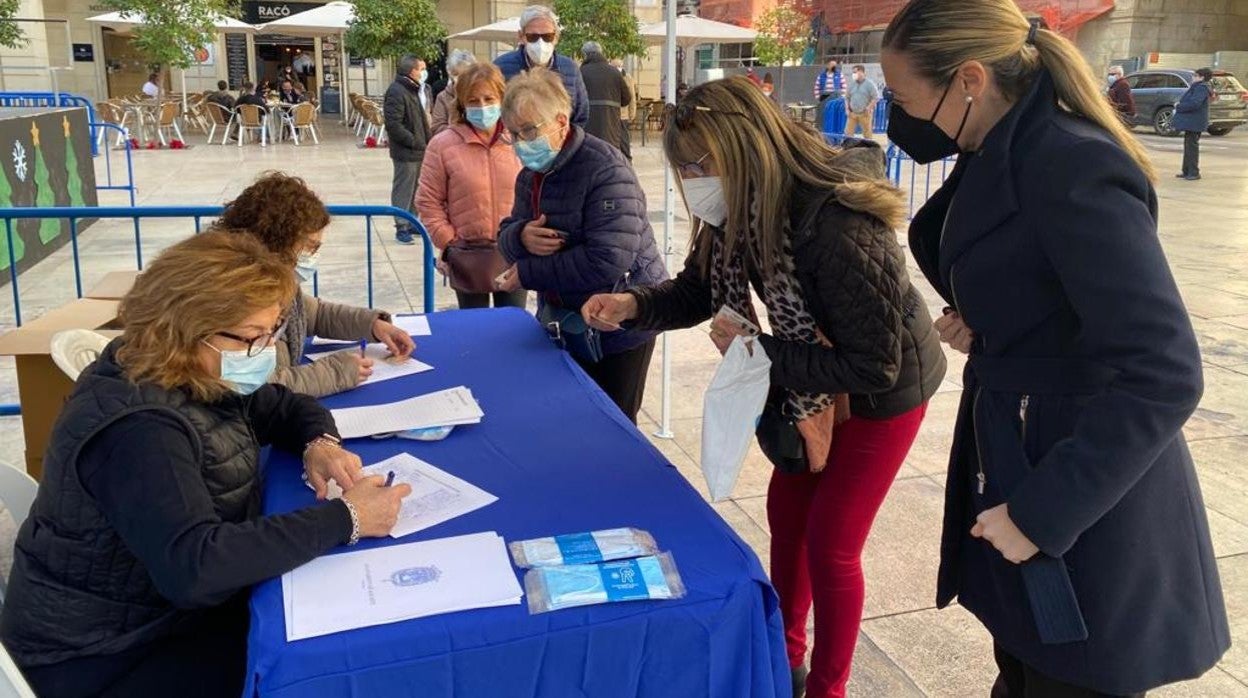 Reparto de mascarillas en la Plaza del Ayuntamiento de Alicante