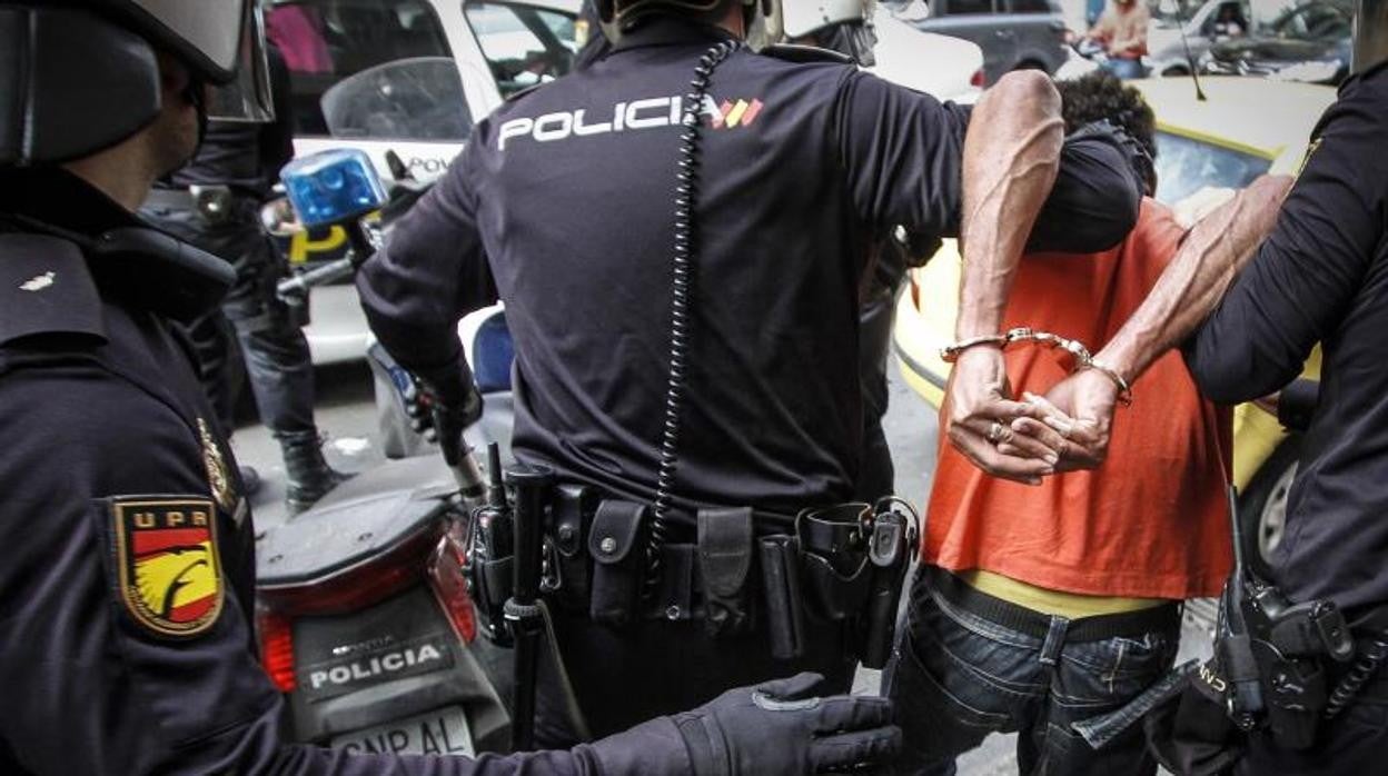 Imagen de archivo de una detención por parte de la Policía Nacional