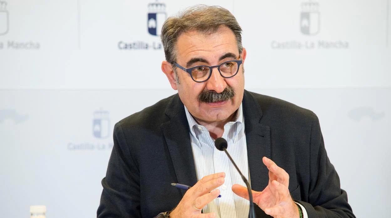 El consejero de Sanidad, Jesús Fernández Sanz, en rueda de prensa