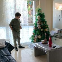 Darío Lorenzo Armas, frente al árbol de Navidad