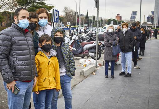José Carlos y Ana posan con sus hijos, todos sintomáticos, en la cola de La Paz