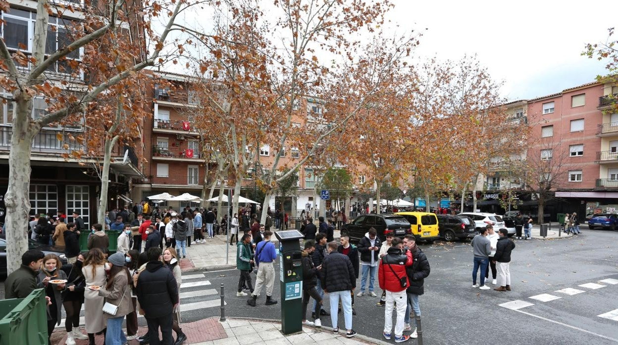 Grupos de jóvenes en el barrio de Santa Teresa este viernes de migas navideñas