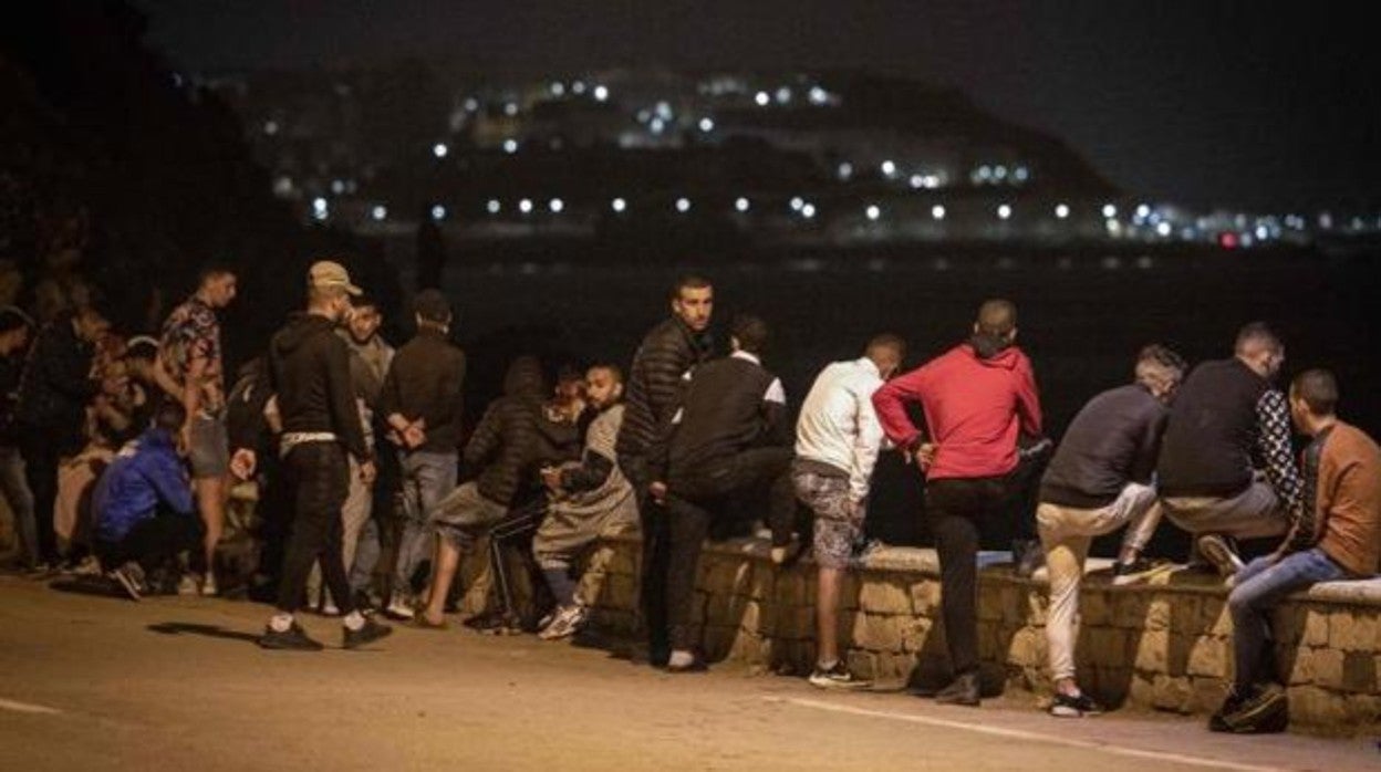 Ciudadanos marroquíes concentrados cerca de la frontera con Ceuta