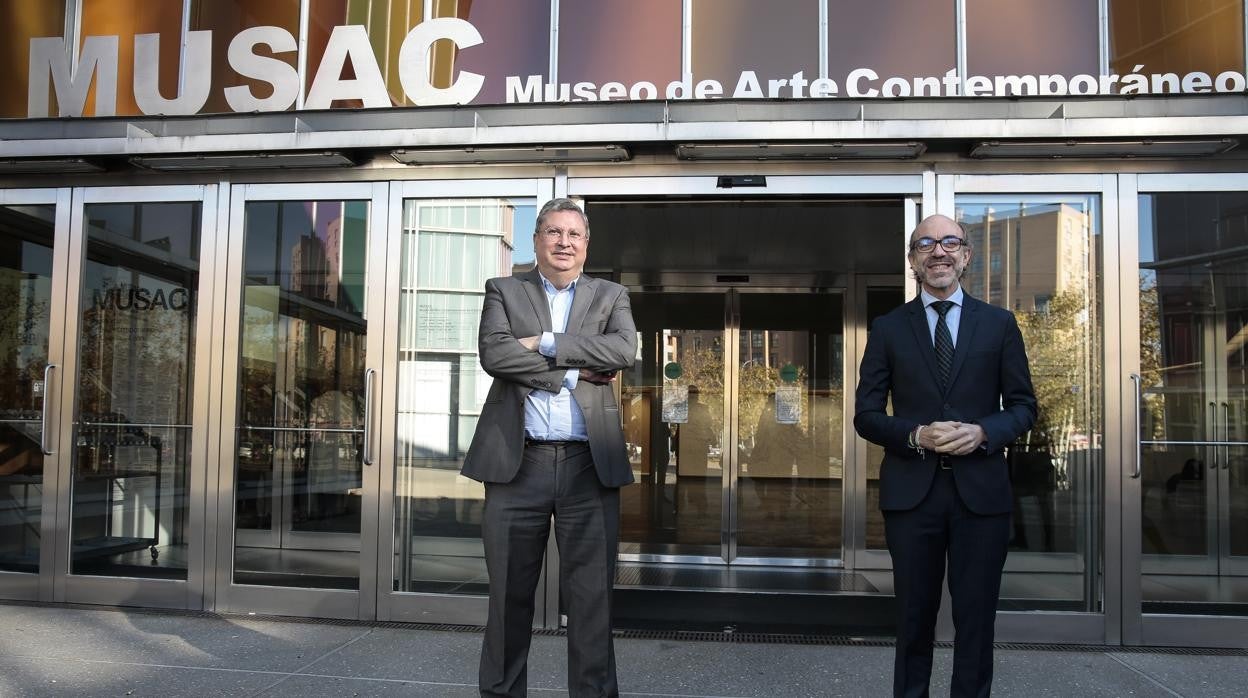 El nuevo director del Musac, Álvaro Rodríguez Fominaya, al asumir el cargo y junto al exconsejero de Cultura, Javier Ortega