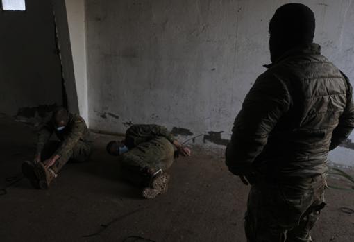 Ejercicios de entrenamiento para aprender a liberarse de esposas y cuerdas