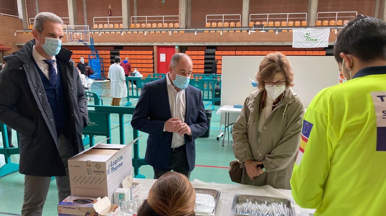 El alcalde, Emilio Sáez, este domingo en el pabellón polideportivo Feria