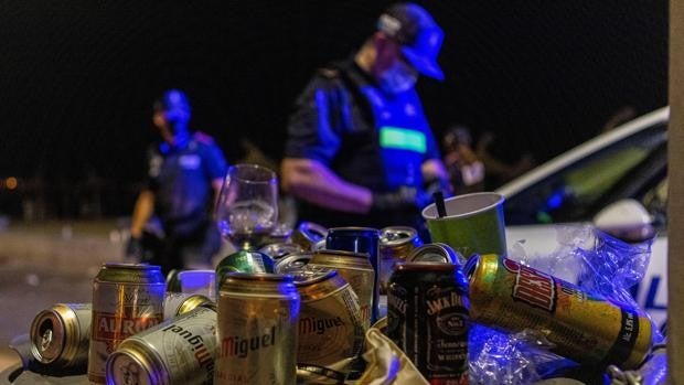 Doce alcaldes de la periferia de Barcelona piden tener toque de queda para evitar botellones y 'raves'