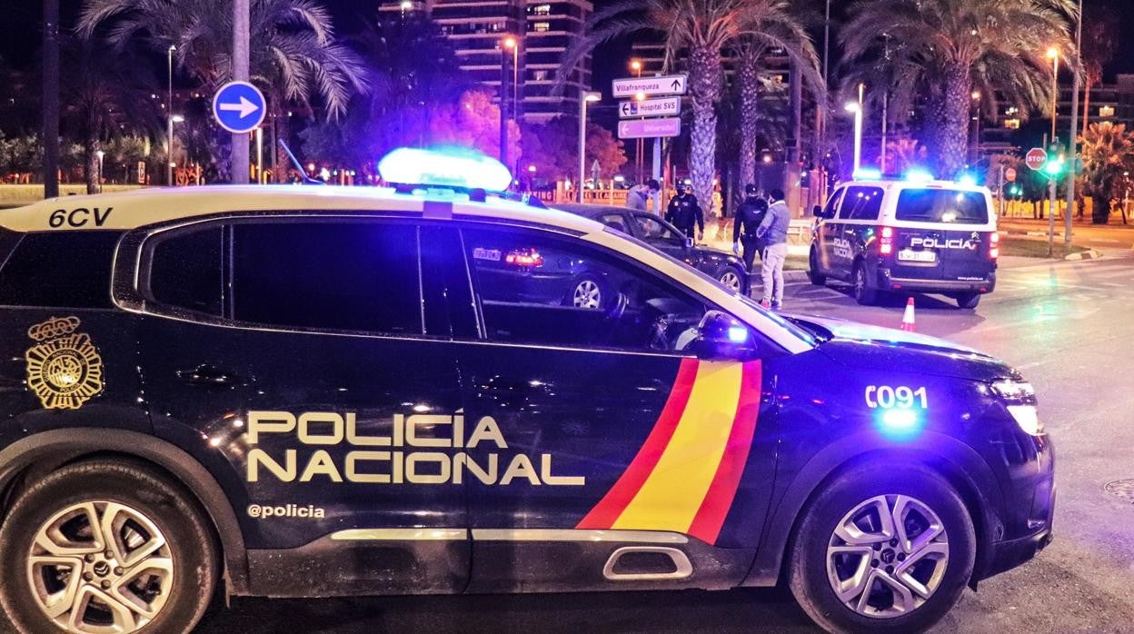 Foto de un control policial en una zona de ocio de Alicante