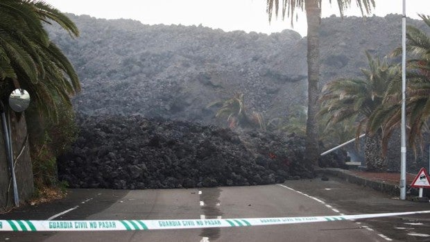 Se empieza a retirar lava del cruce de La Laguna