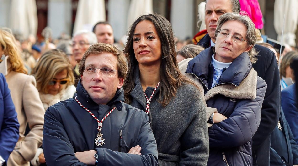 Martínez-Almeida, la vicealcaldesa Begoña Villacís y, detrás, la edil carmenista Marta Higueras