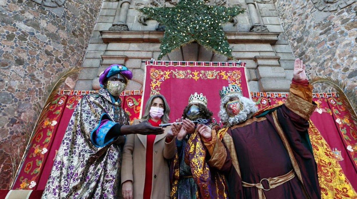 Los Reyes Magos, con la alcaldesa, Milagros Tolón, el año pasado en la Puerta de Bisagra