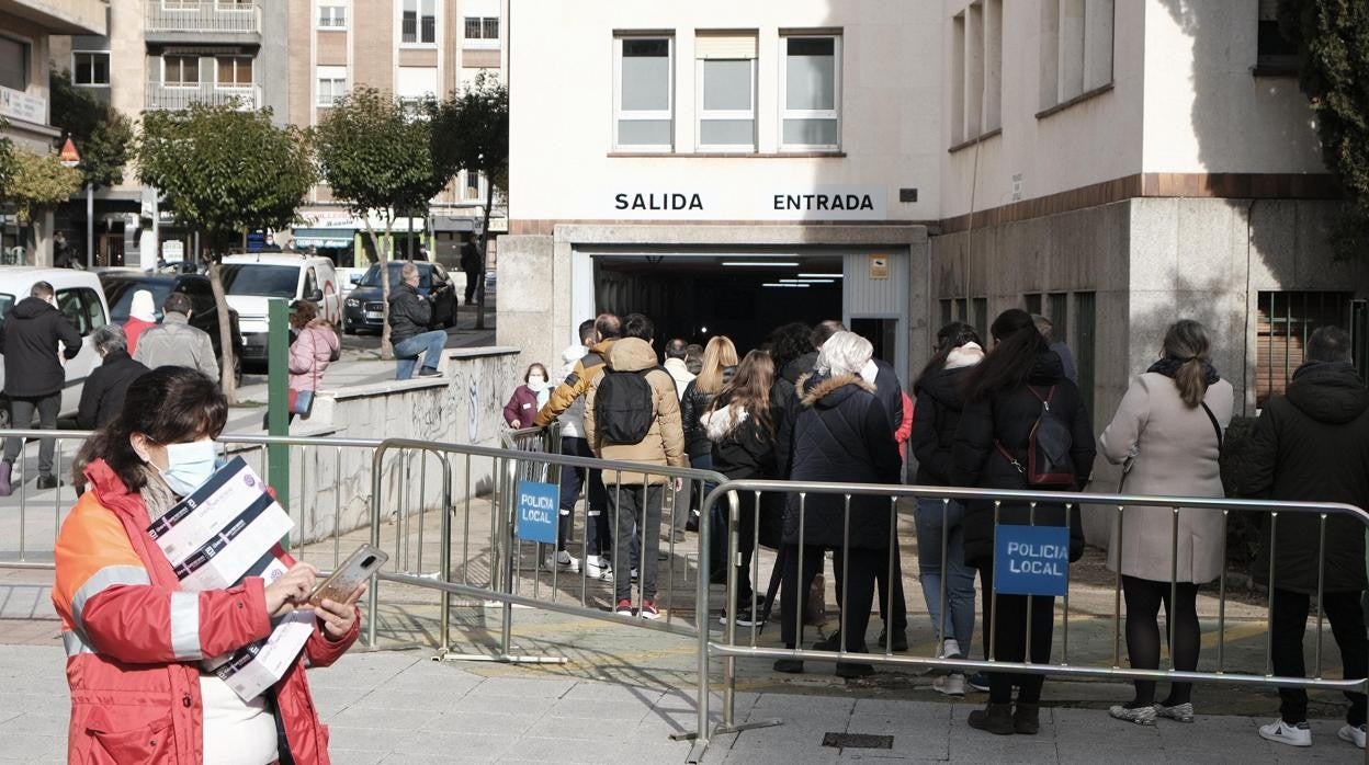 Largas colas en el punto de detección de Covid en Salamanca, situado en el centro de salud San Juan de Dios, durante los últimos días