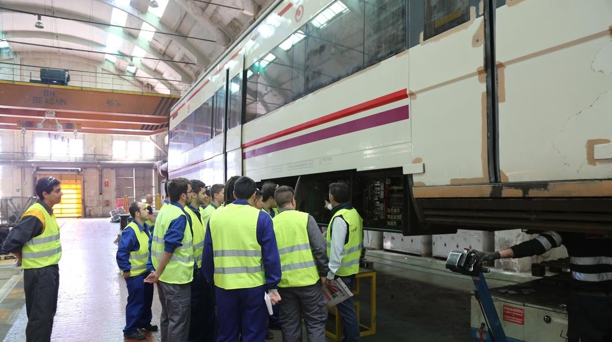 Imagen de archivo de alumnos de FP del Juan de Herrera durante unas prácticas en los talleres de Renfe de Valladolid