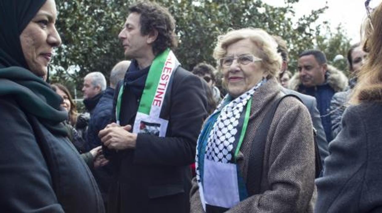 El concejal Felipe Llamas junto a Manuela Carmena en una marcha propalestina