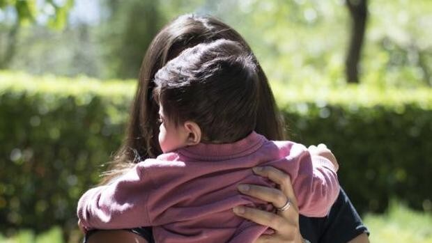 Así se pueden pedir las ayudas de 500 euros al mes para madres jóvenes en Madrid
