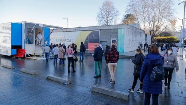 Galicia anunciará medidas para frenar las interacciones, con los contagios desbocados